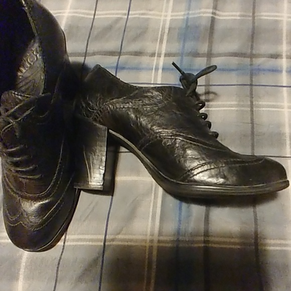 Born Wing Tips w/stacked heel - Picture 4 of 6